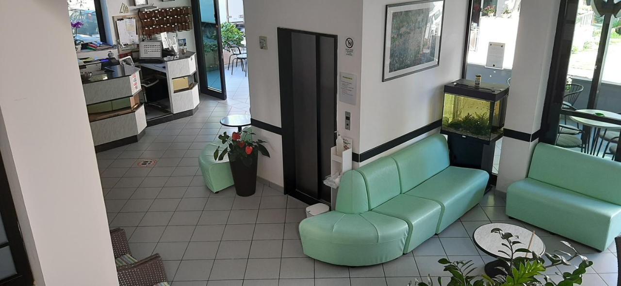 Hotel Penny Римини Экстерьер фото