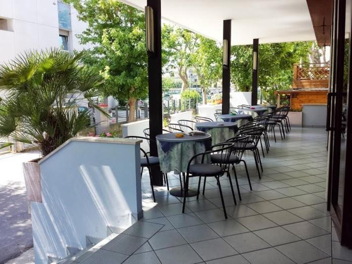 Hotel Penny Римини Экстерьер фото